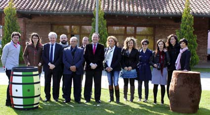 El presidente del Gobierno de La Rioja, Pedro Sanz, con propietarios de las bodegas y participantes en el concurso